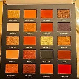Iconic london booming and gleaming eyeshadow palette